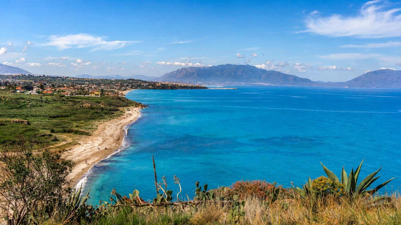 Strada panoramica dall'aeroporto di Palermo verso Terrasini lungo la costa siciliana