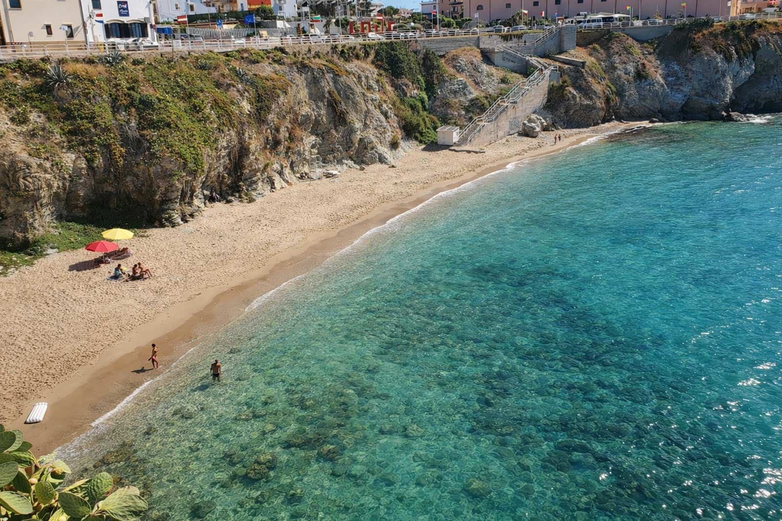 La Praiola di Terrasini con scogliera e mare cristallino