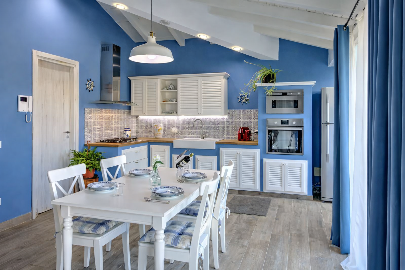 Camera con letto e boiserie chiara