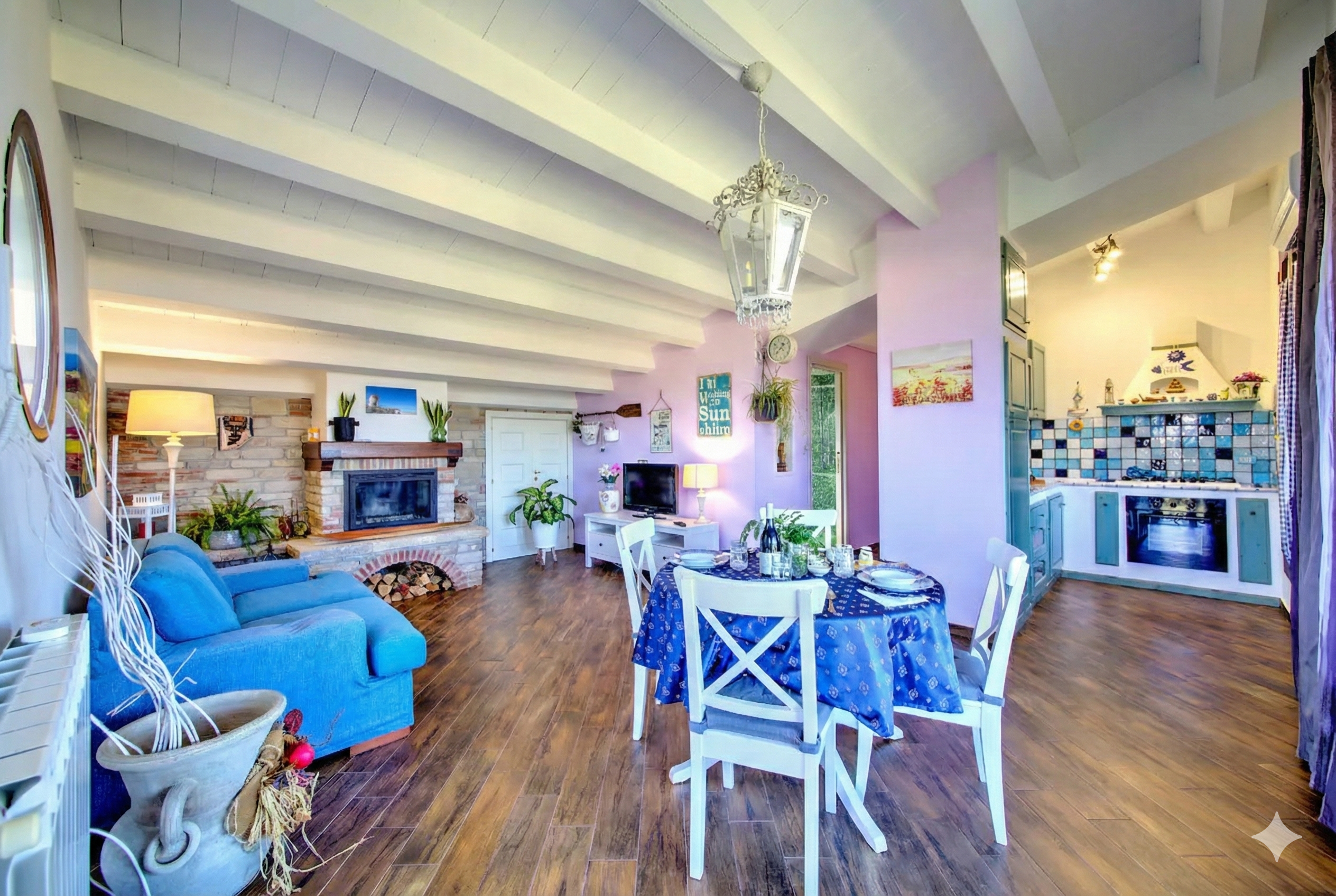 Dormitorio con cama doble y detalles luminosos