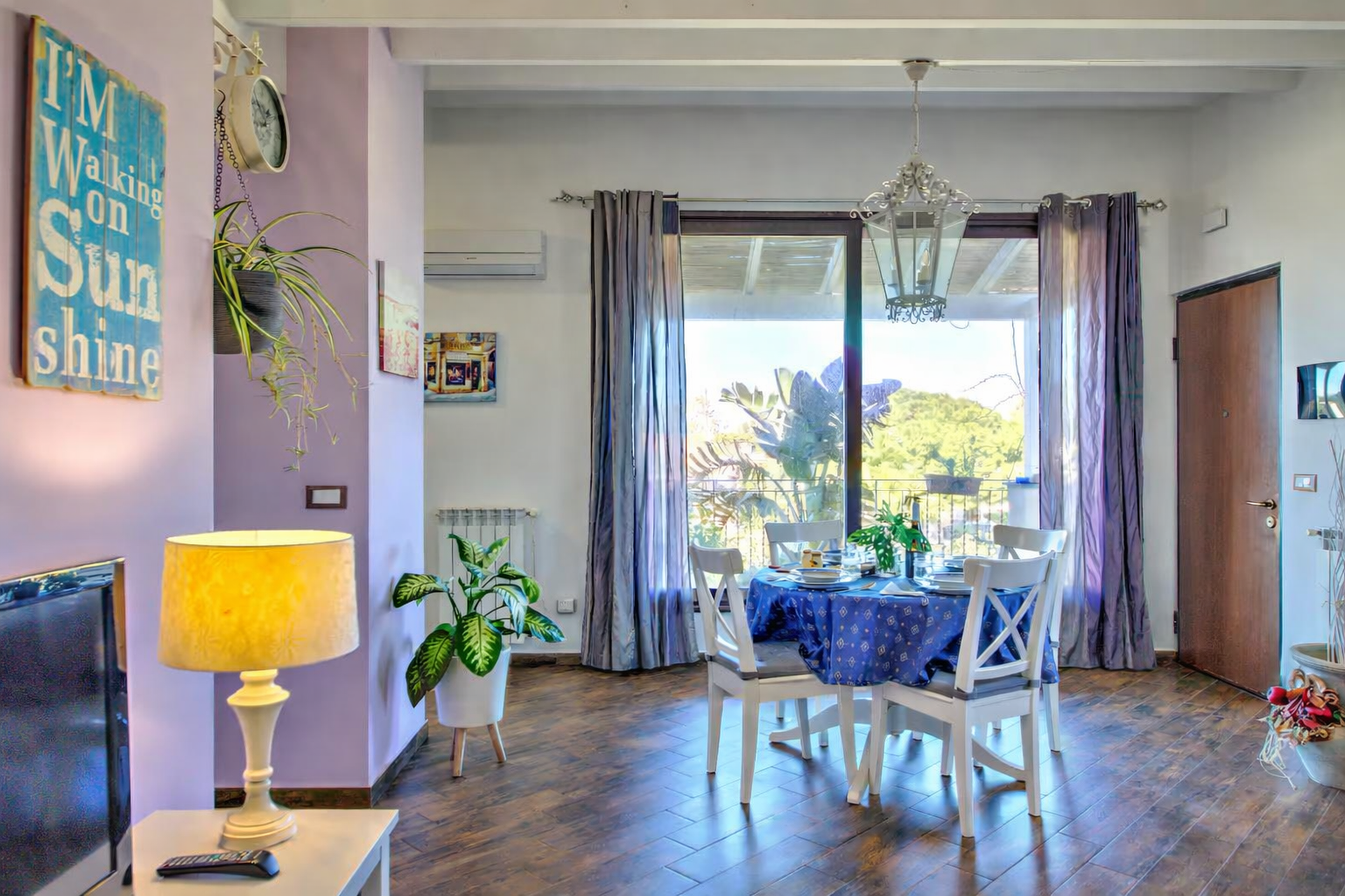 Detalle del dormitorio con luz natural y vista exterior