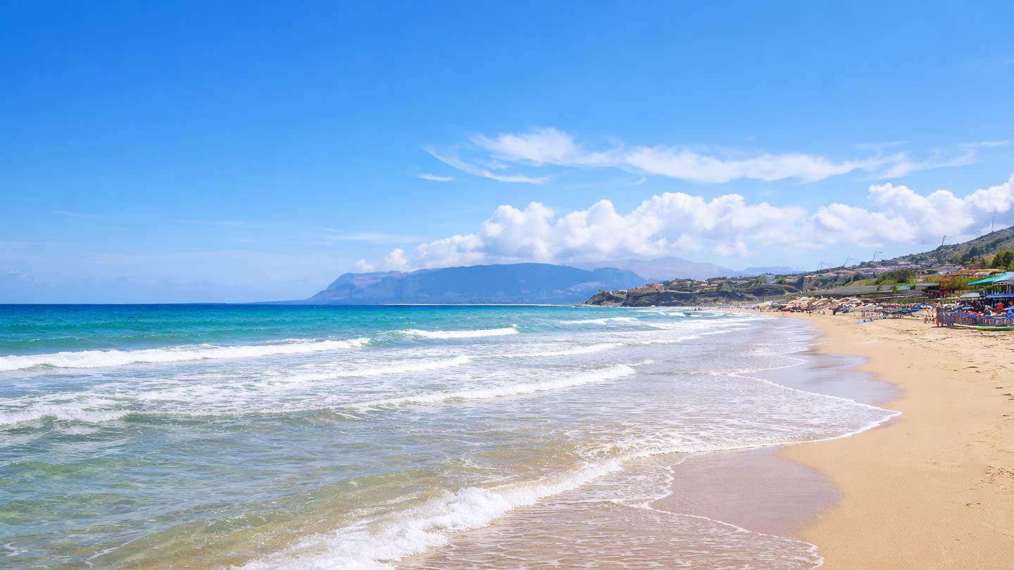 Spiaggia di Balestrate con mare calmo e sabbia dorata