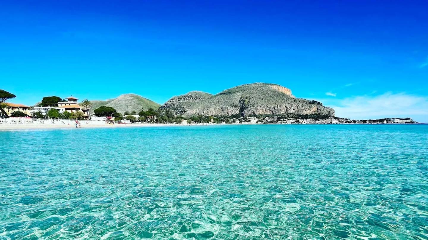 Spiaggia di Mondello con sabbia bianca e mare cristallino