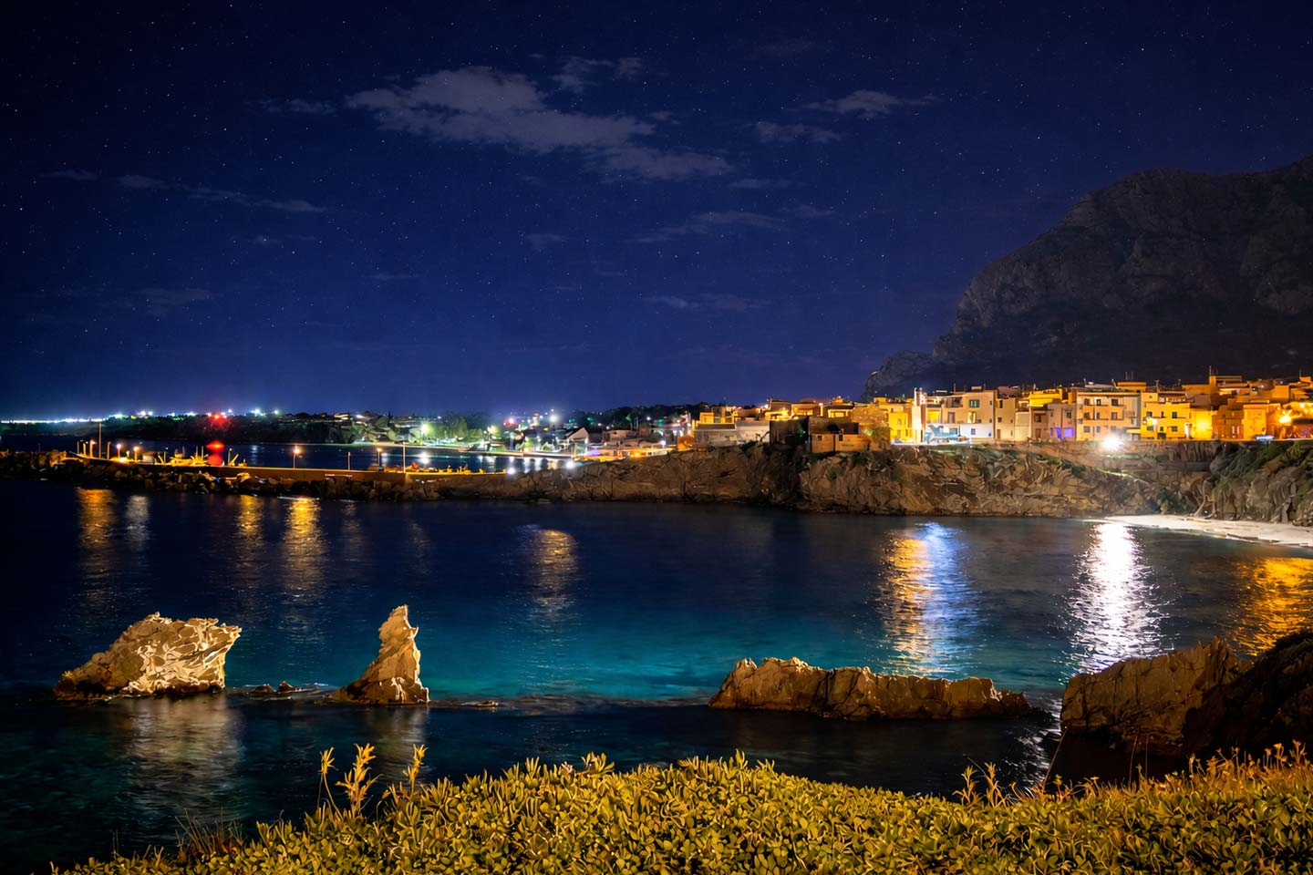 Faraglioni di Terrasini illuminati durante la notte