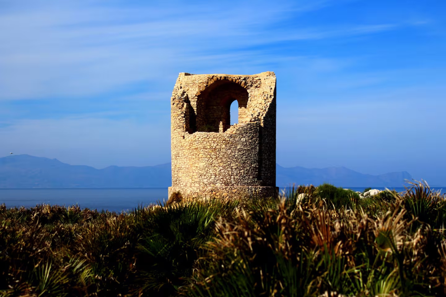 La Torre Capo Rama che domina la costa di Terrasini