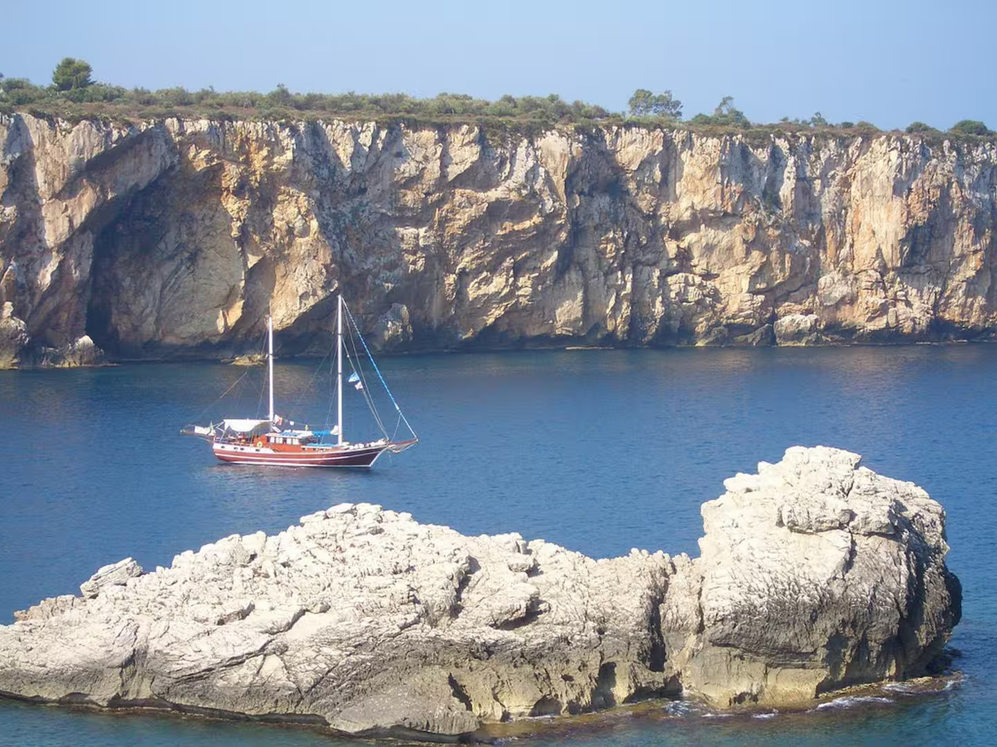 Sentiero panoramico verso la Grotta delle Colombe al tramonto